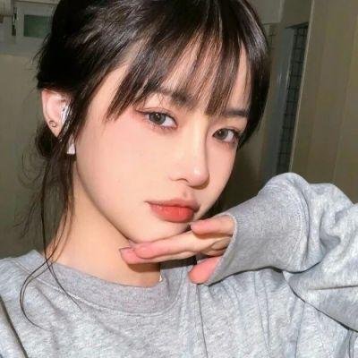 照片中的女孩